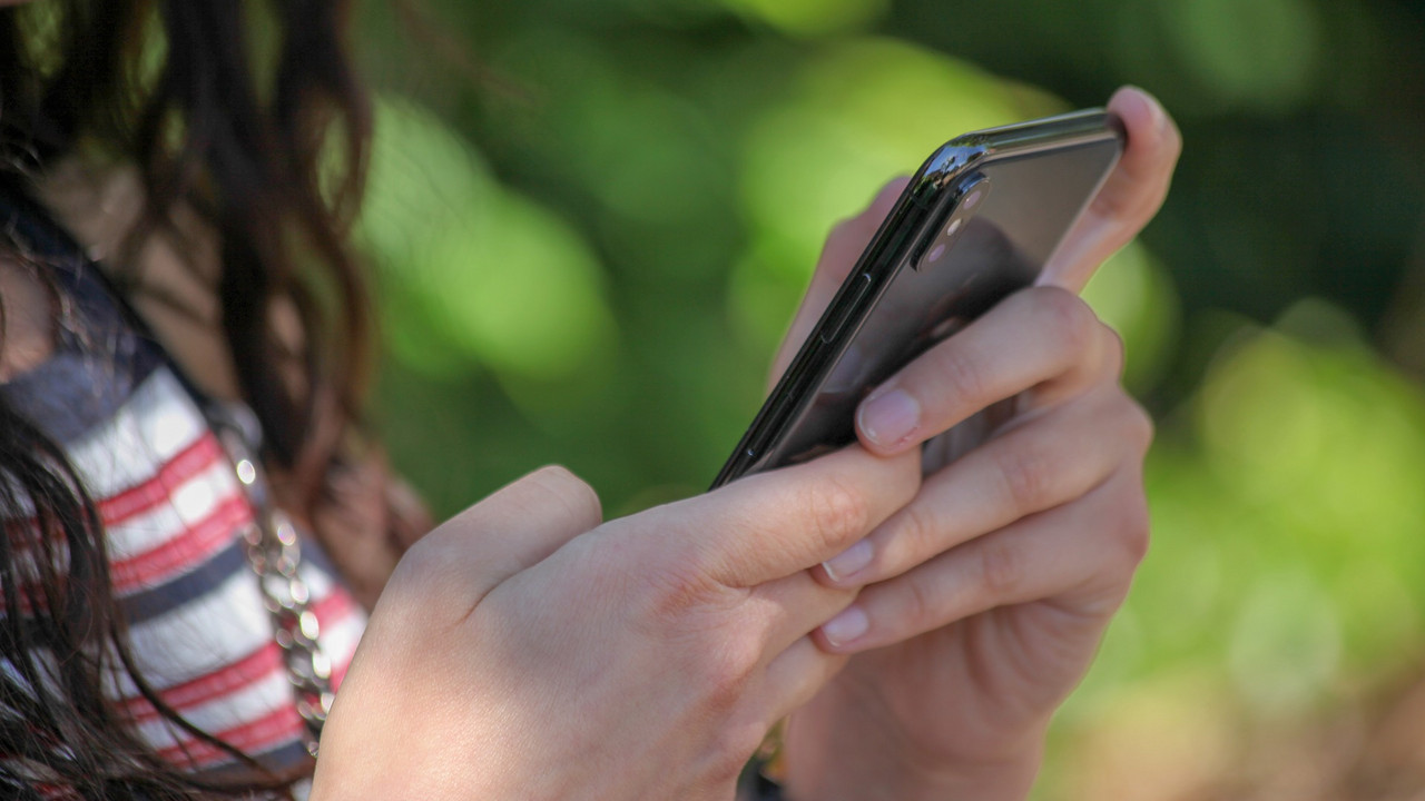 Jugendliche mit Smartphone