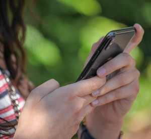 Jugendliche mit Smartphone
