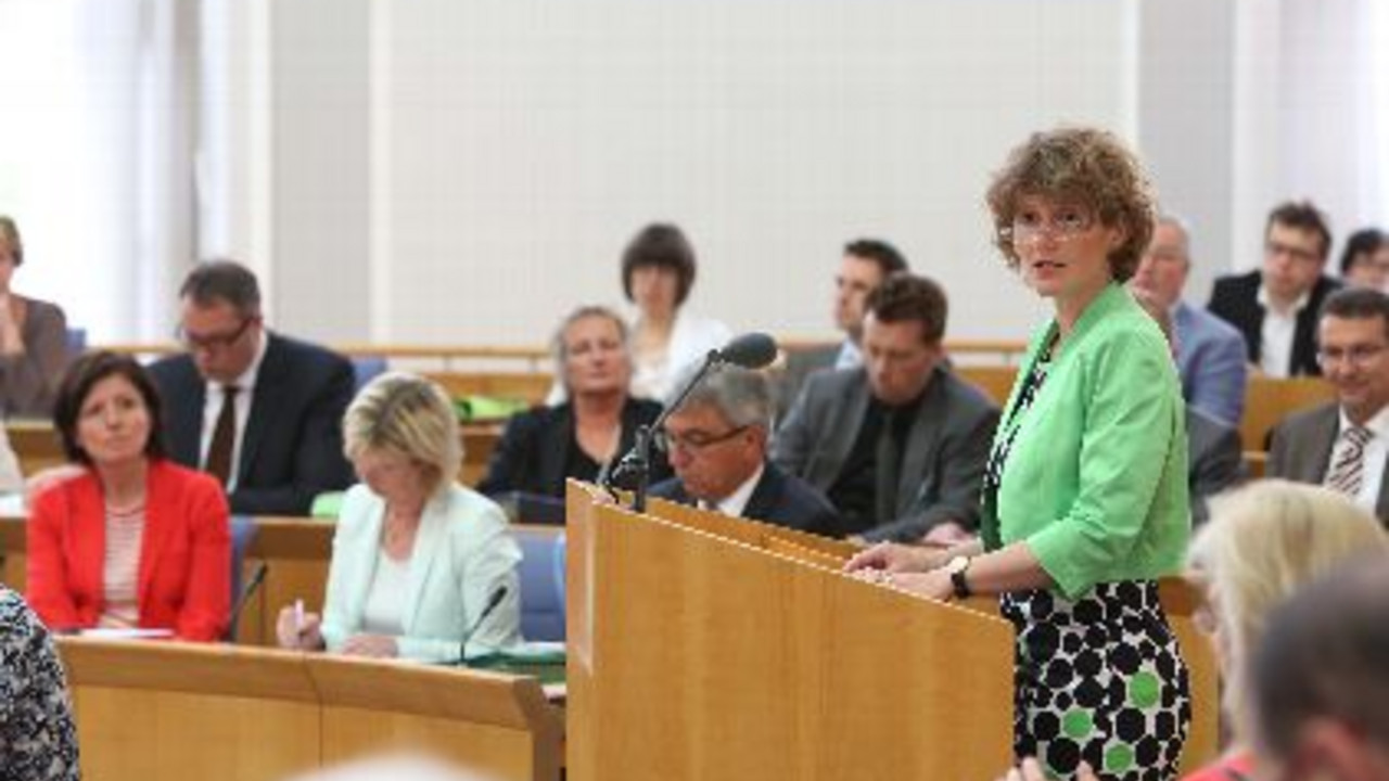 Wirtschaftsministerin Eveline Lemke gibt im Landtag ihre erste Regierungserklärung ab. Bild: Alexander Sell