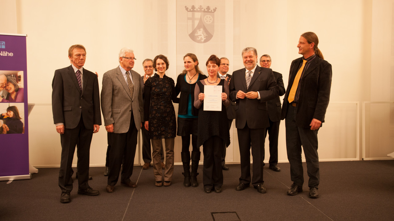 Ministerpräsident Beck überreicht den Helmut-Simon-Preis der Diakonie an den Stadtteiltreff Gonsenheim; Bild: DWHN/Arno F. Kehrer