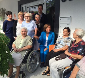 Malu Dreyer besucht das Wohnprojekt Villa Ausoniusin Oberfell im Rahmen ihrer Sommerreise