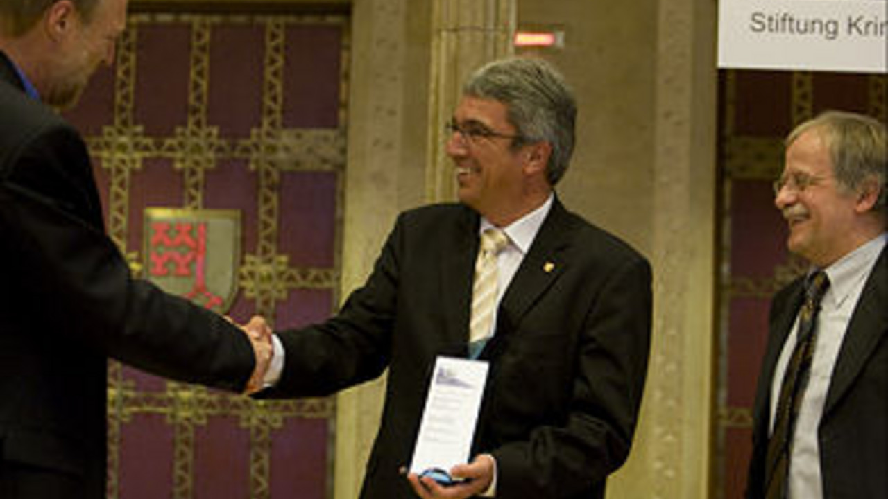 Klaus Stüllenberg (l.), Stiftung Kriminalprävention, und Hans Leyendecker (r.), Süddeutsche Zeitung, bei der Überreichung des Deutschen Förderpreises Kriminalprävention 2009 an Staatssekretär Roger Lewentz.