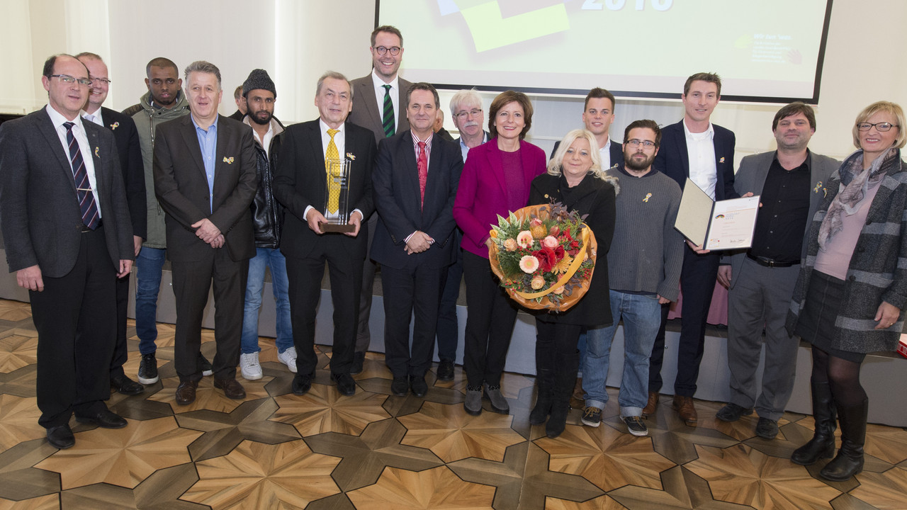 Ministerpräsidentin Malu Dreyer überreicht dem Sportverein Viktoria Herxheim den Brückenpreis in der Kategorie „Bürgerschaftliches Engagement gegen soziale Benachteiligung, Ausgrenzung und Diskriminierung"