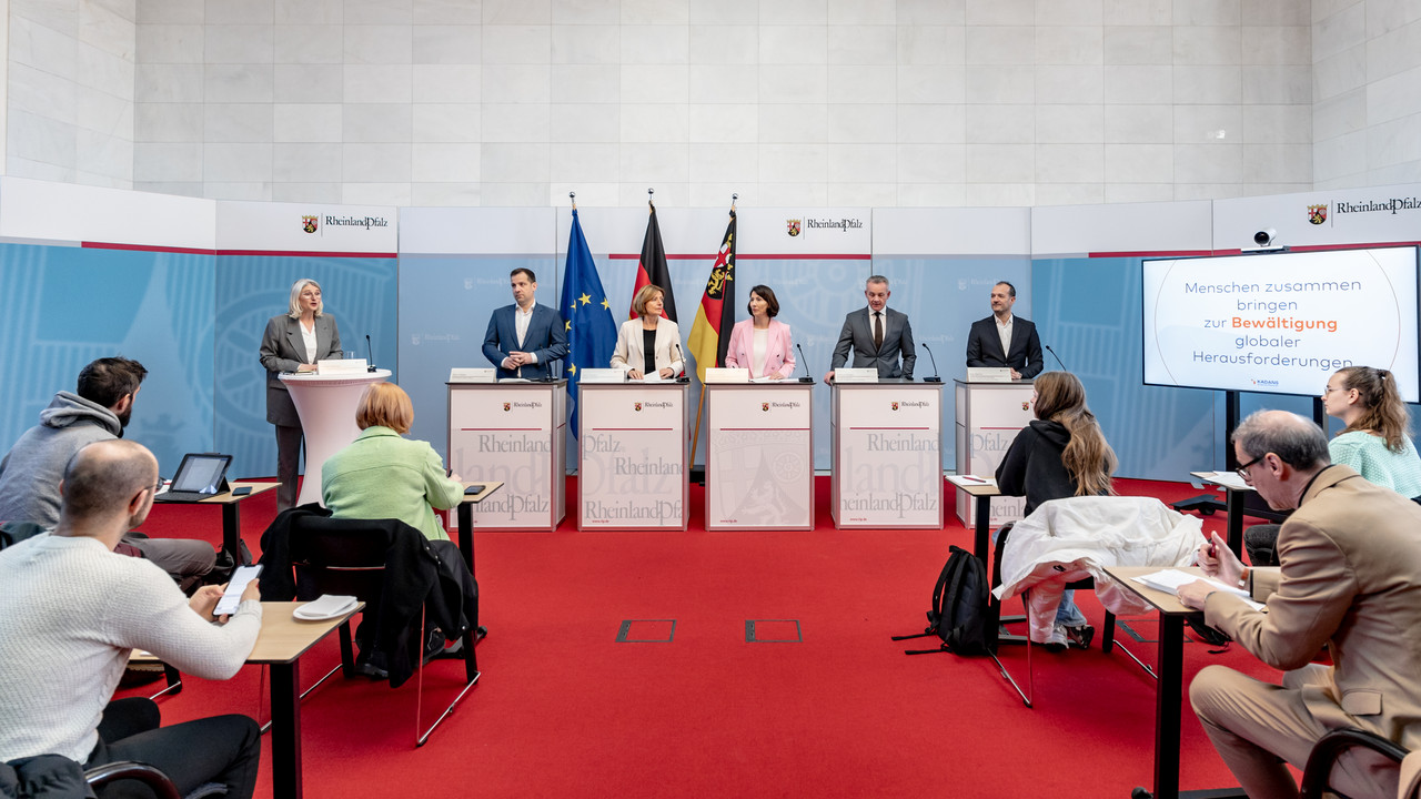 Die Pressekonferenz im Stresemansaal der Staatskanzlei.