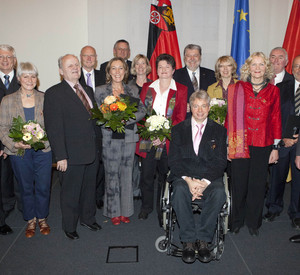Ministerpräsident Kurt Beck mit den Preisträgern des Landesverdienstordens; Bild: Staatskanzlei/Melanie Bauer