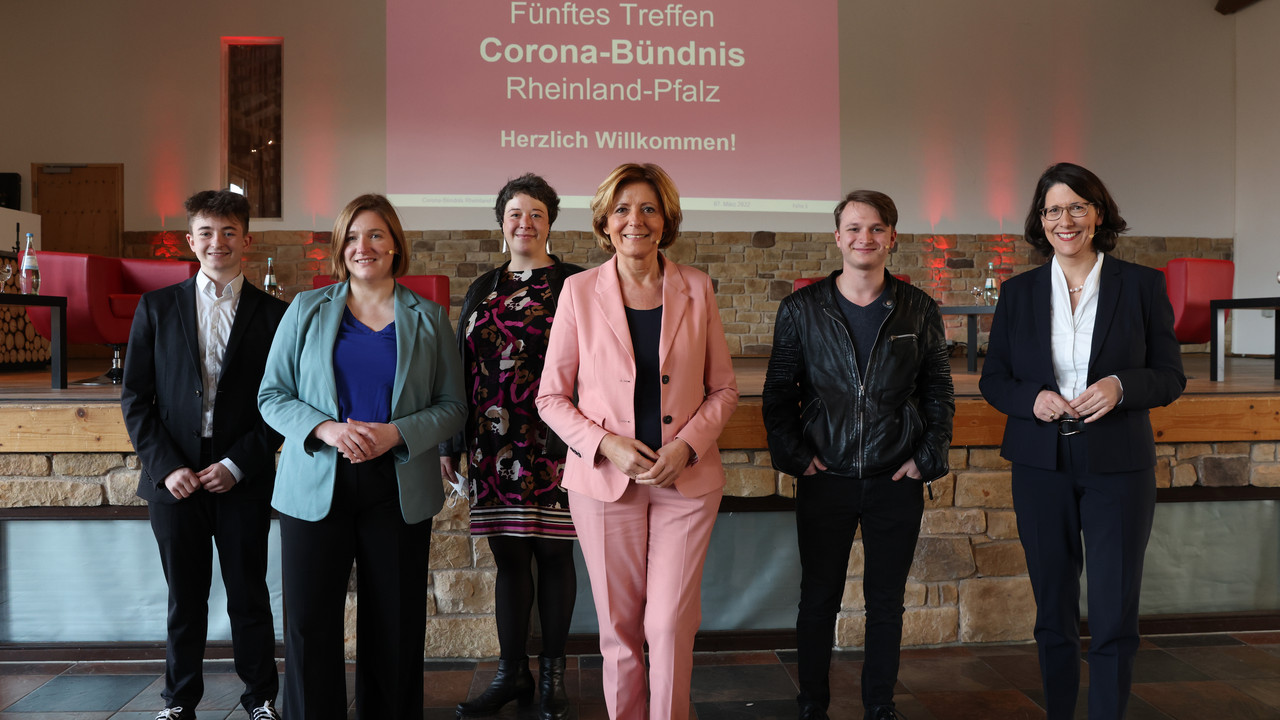 Pascal Groothius von der Landesschüler/innenvertretung, Familienministerin Katharina Binz, Nadya Konrad vom Landesjugendring, Ministerpräsidentin Malu Dreyer, Student und Autor Lars Niklas Ludes und Wirtschaftsministerin Daniela Schmitt beim fünften Treffen des Corona-Bündnisses Rheinland-Pfalz