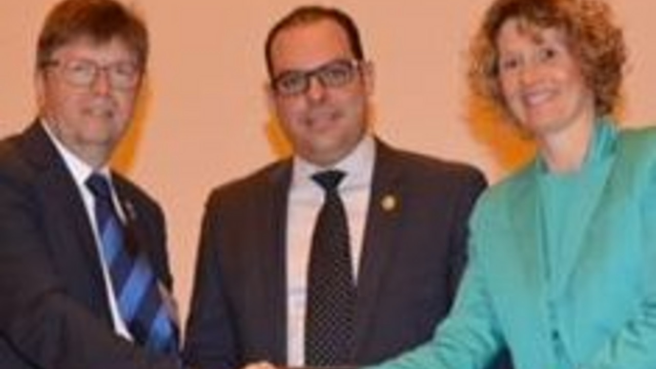 Ministerin Evelin Lemke unterzeichnet die Absichtserklärung; Bild: MWKEL