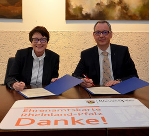 Die Ständige Vertreterin des Chefs der Staatskanzlei, Ministerialdirektorin Inge Degen, und der erste Beigeordnete Dr. Frank Peter bei der Unterzeichnung der Kooperationsvereinbarung zur Einführung der Ehrenamtskarte in der Gemeinde Bobenheim-Roxheim