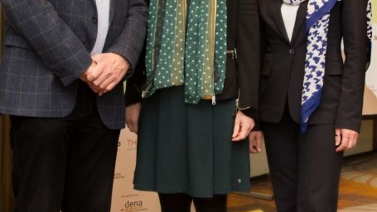 Ministerin Lemke eröffnete gemeinsam mit Annegret-Claudine Agricola, dena, und Thomas Pensel, Geschäftsführer Energieagentur Rheinland-Pfalz die Roadshow Energieeffiziente Straßenbeleuchtung; Bild: dena