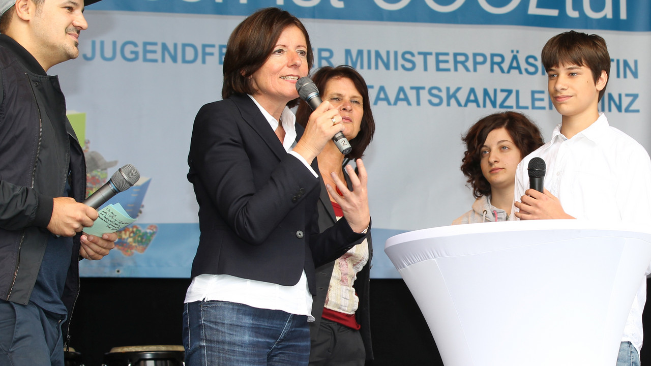 Ministerpräsidentin Dreyer startet das Jugendfest im Hof der Staatskanzlei. Bild: Stefan Sämmer