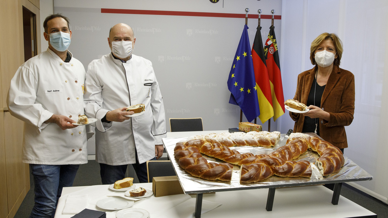 Ministerpräsidentin Malu Dreyer nimmt Neujahrsbrezel der Bäckerinnung ...