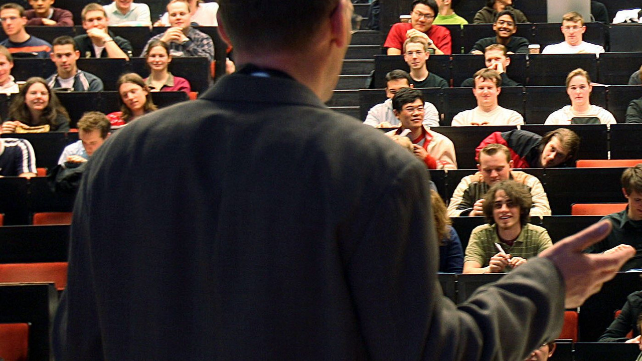 Ein Professor bei einer Vorlesung in einem Hörsaal einer Universität; Bild: dpa
