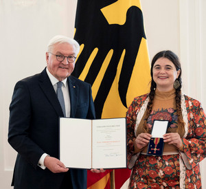 Bundespräsident Frank-Walter Steinmeier überreicht Alea Horst den Verdienstorden der Bundesrepublik Deutschland im Schloss Bellevue.. 