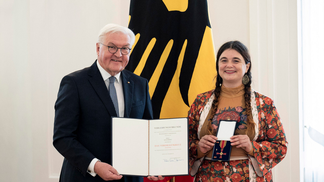 Bundespräsident Frank-Walter Steinmeier überreicht Alea Horst den Verdienstorden der Bundesrepublik Deutschland im Schloss Bellevue.. 