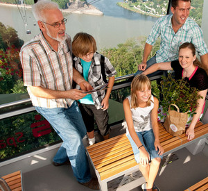 Familie in der Buga-Seilbahn zum Ehrenbreitstein; Bild: Buga