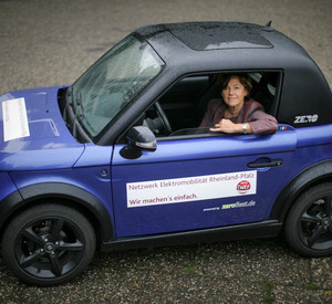 Ministerin Conrad im Elektroauto; Bild: dpa