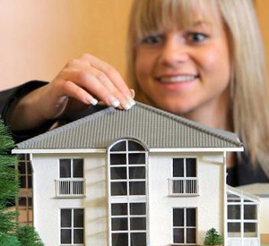Frau mit Modellhaus; Bild: rlp-Archiv, dpa
