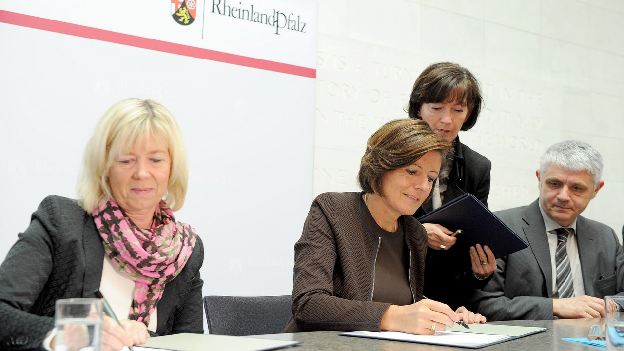 Ministerpräsidentin Malu Dreyer und Ministerin Doris Ahnen bei der Unterzeichnung der Vereinbarung; Foto: Schäfer / © Staatskanzlei