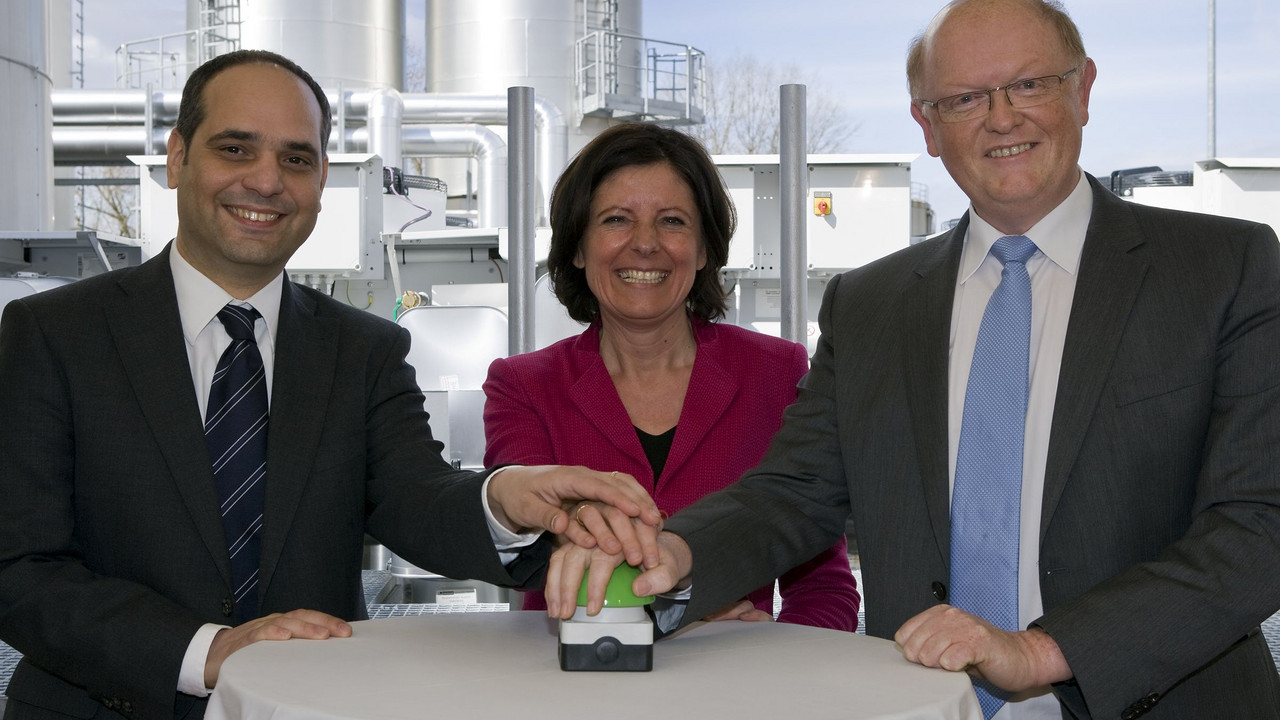 v.l.n.r.: Yaris Pürsün, Leiter Mercedes-Benz Werk Wörth, Ministerpräsidentin Malu Dreyer und Dr. Gerd Herrmann, Leiter Technischer Service Werk Wörth. Bild: Daimler Photo / © Daimler
