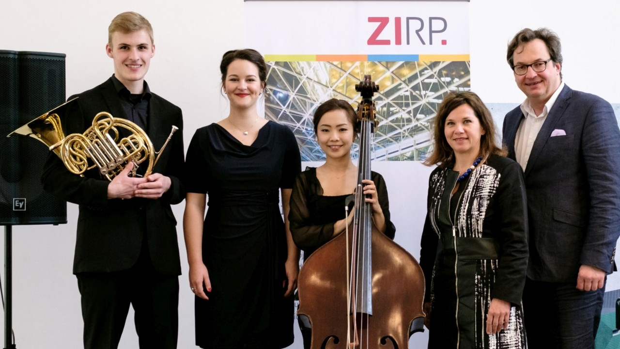 Die diesjährigen ZIRP-Stipendiaten (v.l.n.r.): Felix Hüttel, Anna Overbeck und Mio Tamayama mit Heike Arend und Prof. Alexander Hülshoff.