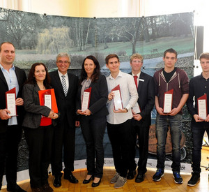 Minister Roger Lewentz mit den Preisträgern 2016