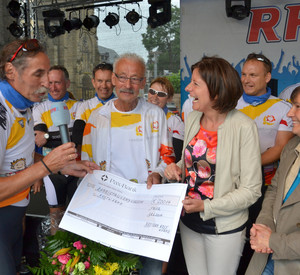 Scheckübergabe des RadTeam Nestwärme Förderclubs an Schirmherrin Ministerpräsidentin  Dreyer; Bild: Agenturhaus Trier