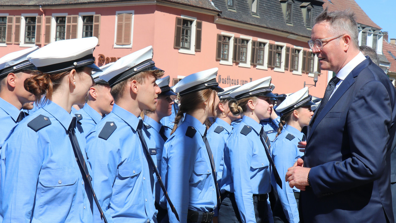442 junge Menschen wurden in Speyer als Polizeikommissaranwärterinnen und -anwärter vereidigt. 