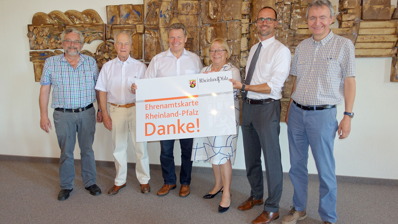 v.l.: Rüdiger Geib (Bürgerdienste), Dr. Ulf-Rainer Samel, Bürgermeister Hans-Dieter Schneider, Hannelore Klamm, Staatssekretär Clemens Hoch, Gunther Holzwarth    