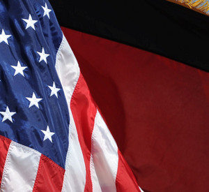 Flaggen USA / Deutschland; Bild: rlp-Archiv / dpa