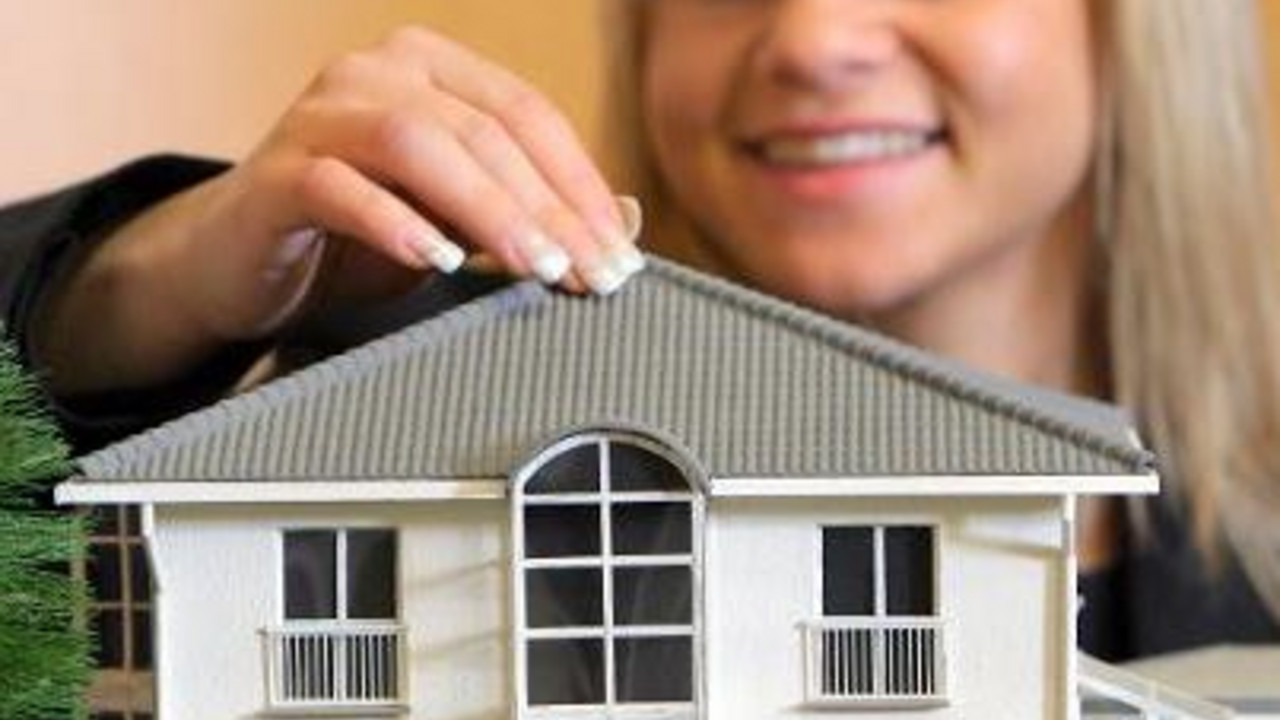 Motivbild: Frau mit Modellhaus; Bild: rlp-Archiv, dpa