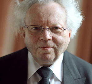 Monsignore Klaus Mayer,  der am 24. Februar 2013 seinen 90. Geburtstag feiert. Bild: dpa