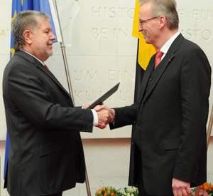 Ministerpräsident Kurt Beck und Staatssekretär Martin Stadelmaier; Bild: Kristina Schäfer / © Staatskanzlei