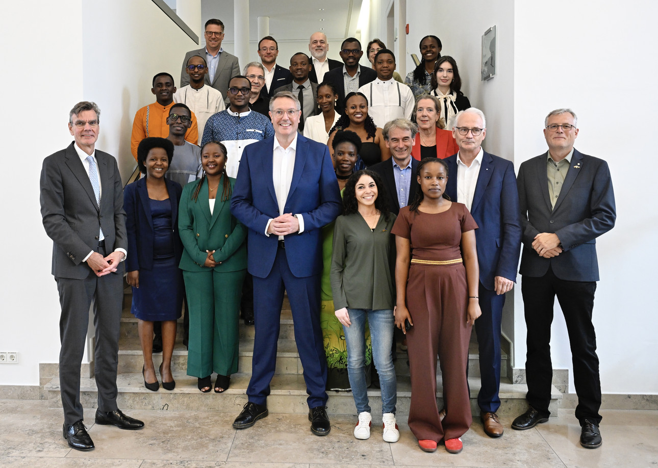 Ministerpräsident Alexander Schweitzer mit ruandischen BioMex-Praktikantinnen und Praktikanten.