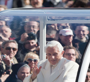 Papst Benedikt XVI. bei seiner letzten Generalaudienz am 27. Februar 2013 auf dem Petersplatz; Bild: dpa