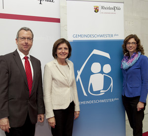 Ministerpräsidentin Malu Dreyer und Sozialministerin Sabine Bätzing-Lichtenthäler stellen gemeinsam Professor Dr. Frank Weidner das Projekt: "Gemeindeschwester / Plus vor"; Foto: Pipprich / © Staatskanzlei