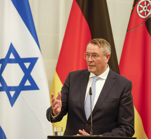 Ministerpräsident Alexander Schweitzer bei der Veranstaltung zu 60 Jahre deutsch-israelischen Beziehungen.