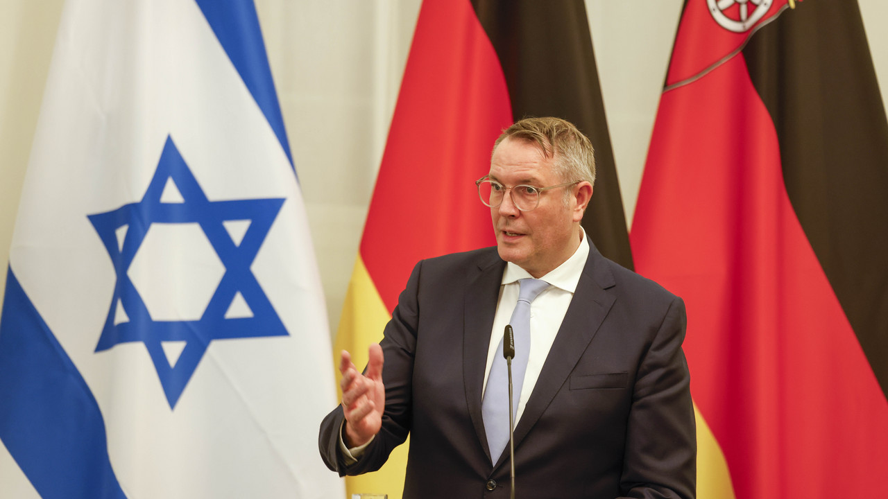Ministerpräsident Alexander Schweitzer bei der Veranstaltung zu 60 Jahre deutsch-israelischen Beziehungen.