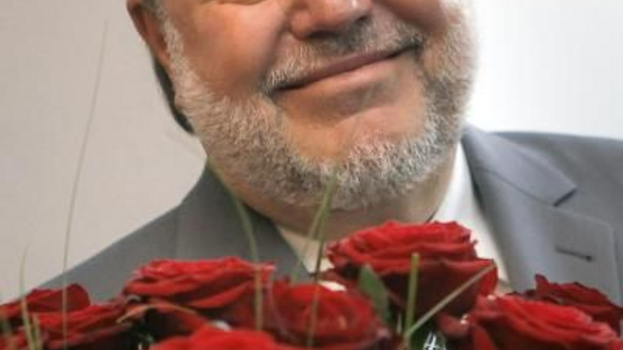 Ministerpräsident Kurt Beck mit Blumen zu seinem Jubiläum im Landtag; Bild: dpa