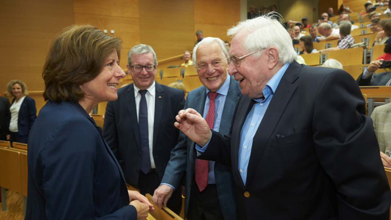 Ministerpräsidentin Malu Dreyer im Gespräch mit dem ehemaligen Ministerpräsidenten von Rheinland-Pfalz, Bernhard Vogel