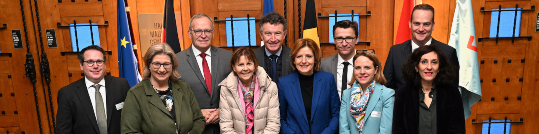 Die Exekutiven der Großregion, vertreten durch Lothringen in der Region Grand Est (FR), Rheinland-Pfalz (DE), die Wallonie und die Deutschsprachigen Gemeinschaft Belgiens (BE), das Großherzogtum Luxemburg (LU) und das Saarland (DE), traten im Mémorial de Verdun zusammen. Rheinland-Pfalz vertraten Ministerpräsidentin Malu Dreyer, Mitte, und u.a. ADD-Präsident Thomas Linnertz (4.v.l.).