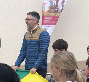 Der Chef der Staatskanzlei, Fabian Kirsch, mit Schülerinnen und Schülern der Landskronschule in Oppenheim.