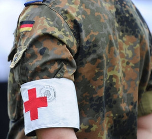 Sanitäter mit Armbinde; Bild: dpa