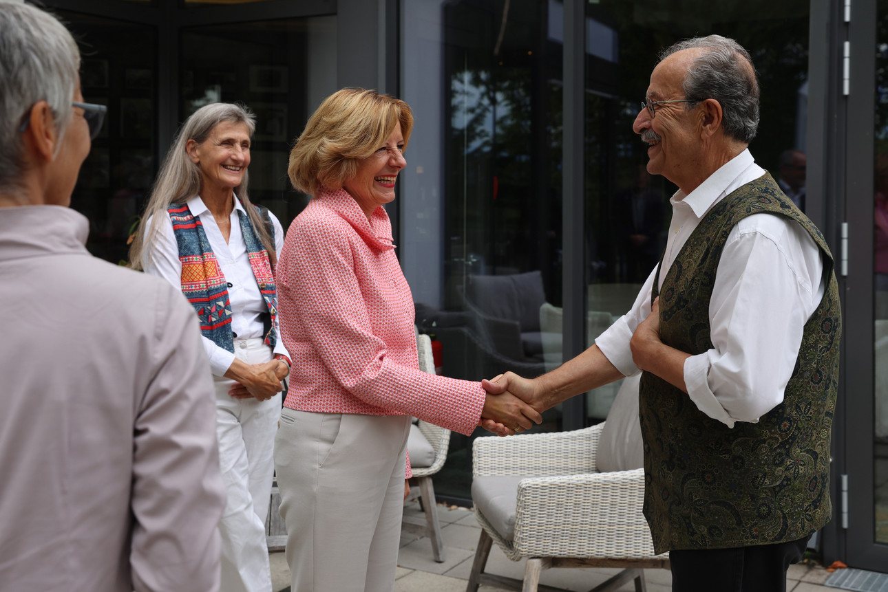 Ministerpräsidentin Malu Dreyer zeichnet den deutsch-syrischen Schriftsteller Rafik Schami mit der Carl-Zuckmayer-Medaille aus.