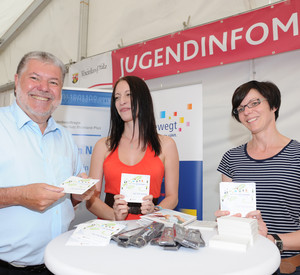 Ministerpräsident Kurt Beck auf dem Jugendinfomarkt; Bild: Schäfer/Staatskanzlei