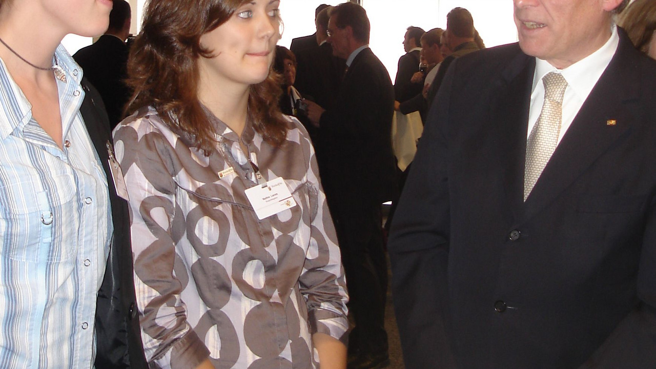 Empfang zum Tag der Deutschen Einheit; Bundespräsident Köhler mit den rheinland-pfälzischen Delegationsteilnehmerinnen Helena Jarisch (links) und Nadine Lames.