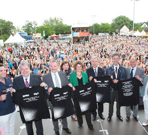 Die Eröffnung des RLP-Tags auf der RPR1.-Bühne. Vl.: Kunze, Ministerpräsident Kurt Beck, Oberbürgermeister Ralf Claus, Nadja, Wirtschaftsministerin Eveline Lemke, Landrat Claus Schick, RPR1.-Geschäftsführer Kristian Kropp, MdB Michael Hartmann, Fami