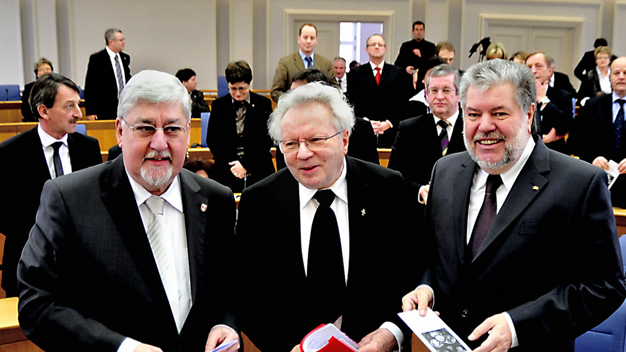 Mertes, Mayer und Beck vor dem Plenum in der Gedenksitzung; Bild: Benz