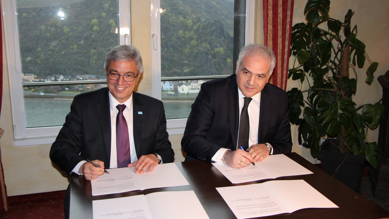 Der rheinland-pfälzische Innenminister Roger Lewentz und der Innenminister von Georgien, Giorgi Mghebrishvili, bei der Unterzeichnung der Kooperationsvereinbarung zur intensiveren Zusammenarbeit der Polizeien beider Länder.