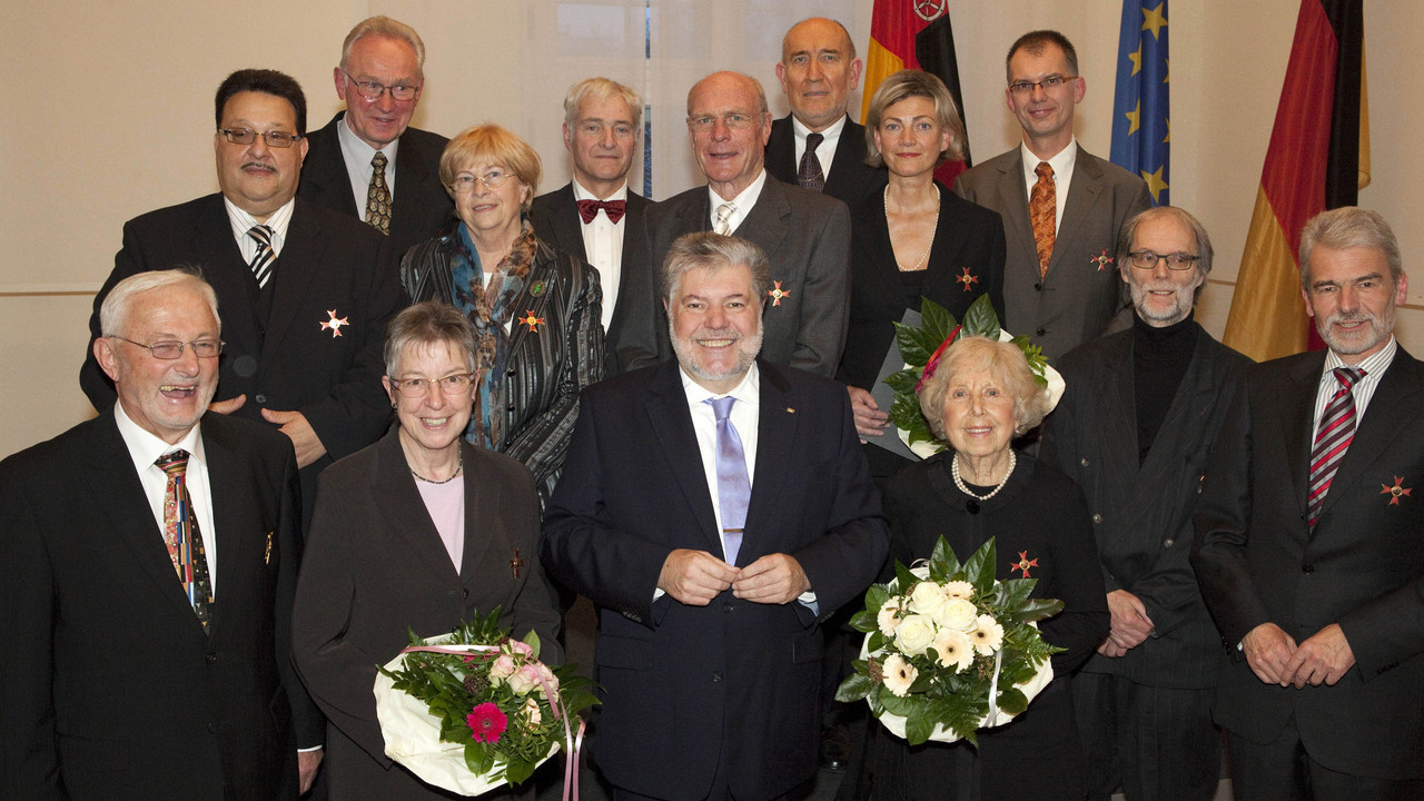 Ministerpräsident Beck mit den neuen Ordensträgern; Bild: Bauer