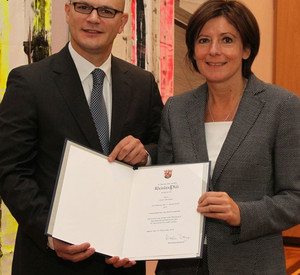 Ministerpräsidentin Malu Dreyer ernennt Ulrich Steinbach zum Vizepräsidenten des Landesrechnungshofs; Bild: Saemmer